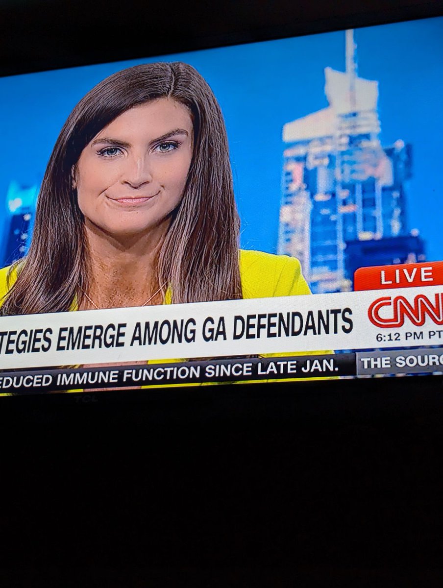 MamaGrizzlyOrg's tweet image. Kaitlan in her #spook-y yellow tonight...
@CNN 
#ClownsInAmerica
#LearnOurComms
#SaveAmerica