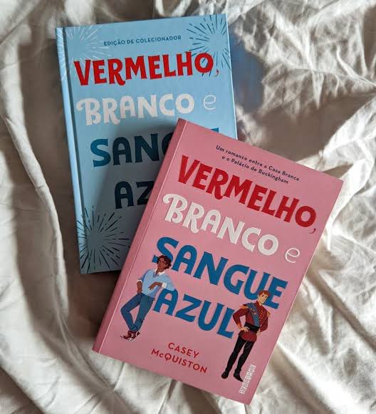 vbsabrasiI's tweet photo. “Eu acredito que eles eventualmente voltarão a fazer história.” ❤️‍🩹

Casey McQuiston (autor) de Vermelho, Branco & Sangue Azul falou um pouco do capítulo extra do ponto de vista do Henry lançado ano passado (capa azul) e no final nos deu uma esperança de vir algo a mais para a história. 🥺

Tradução completa em Português:
“Sempre acho muito interessante quando um leitor descreve este capítulo como melancólico ou infeliz porque tem um tom diferente e termina com os personagens alcançando objetivos diferentes. Ele é completamente diferente do livro porque o ponto de vista de Henry é naturalmente um pouco mais silencioso e formal, mas também tentei colocar muita esperança nele. Quando escrevi RWRB (Vermelho, branco e sangue azul) pela primeira vez, eu estava em um nível pessoal baixo e queria criar o tipo de aceitação e validação que não conseguia encontrar para mim. E eu também era uma pessoa anônima no mundo. Agora tenho uma base pessoal muito mais sólida e uma pequena amostra da realidade de ser gay aos olhos do público. olhei para a A&H e senti que, à medida que envelhecessem, o peso da história ficaria mais pesado e eles poderiam querer uma pausa merecida. E que ser queer não exige ser vulnerável todos os dias no cenário mundial para ser triunfante ou significativo. Quando você está com 20 e poucos anos, recém-saído e cheio de grandes ideais, abrir seu coração ardente para o mundo para fazer a diferença parece a coisa mais importante que você poderia fazer. E às vezes é, e é lindo, e é disso que trata o livro. Mas o capítulo de Henry é sobre como cuidar dessa chama para que ela não apaga, então pode continuar queimando por muito, muito tempo. (e importante, eu acredito que eles eventualmente voltarão a fazer história).”