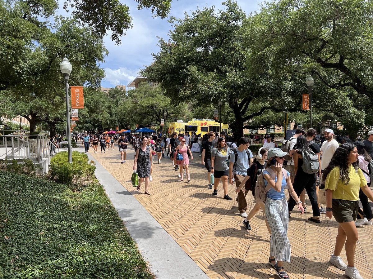 Garrardd's tweet photo. It’s great to see all the student org activity on Speedway again https://t.co/1rNbYVrEyO