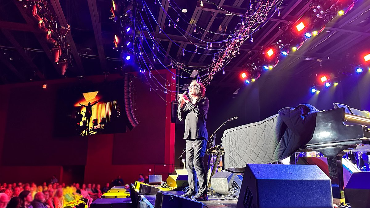HRCasinoIndiana's tweet photo. Thank you Daryl Hall & Todd Rundgren for making this an unforgettable night at Hard Rock Live! Comment "Me" if you are at the show tonight! 🤘
#hrcnilive #hrcni #darylhall #darylhallhouse #toddrundgren https://t.co/vNzQWfI0dK