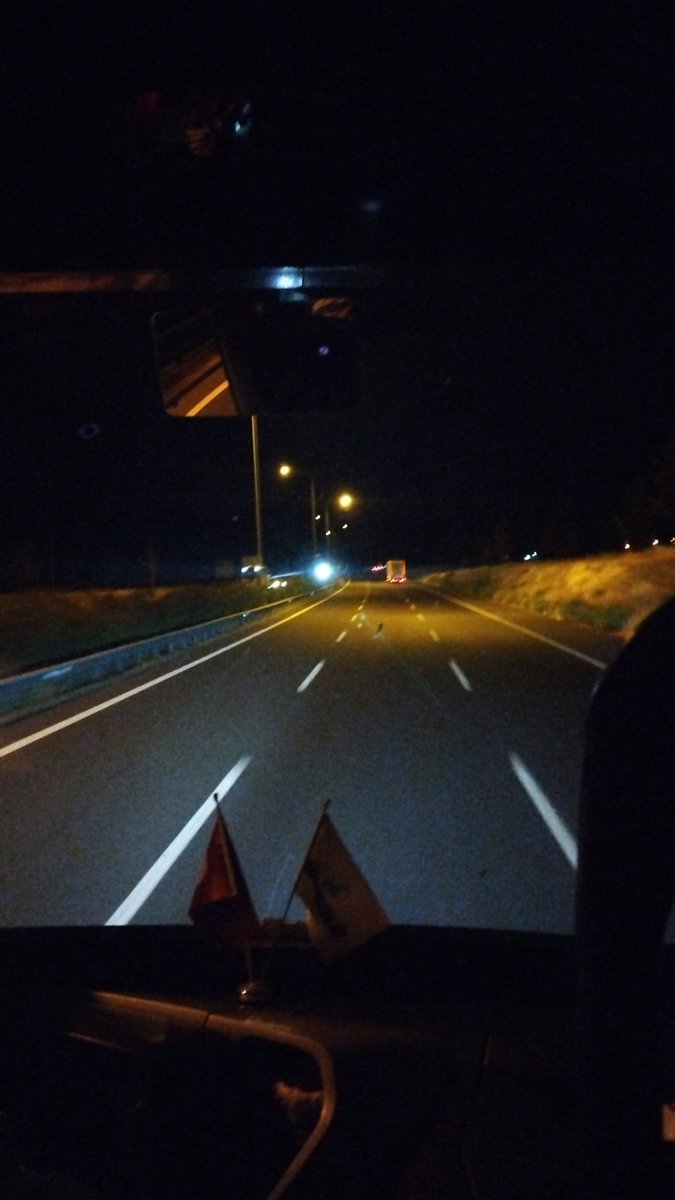 Gece yapılan otobüs yolculuğu.. kulaklık takılı şeritlere dalmışsın ve yaşanmamış hikayeler içinde boğulmak...