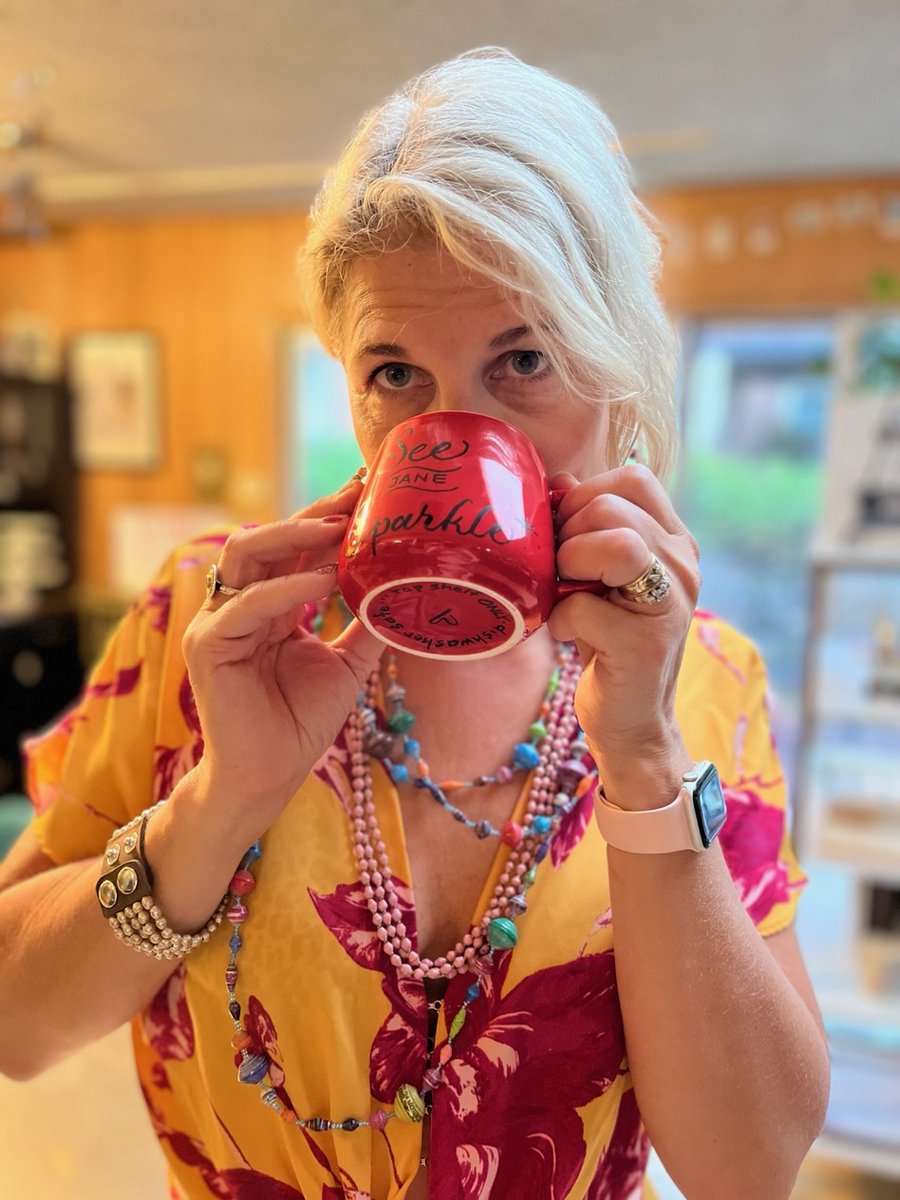 sjsevanston's tweet photo. I’m building a Sparkle Empire marketing wine and coffee and designing and selling fair trade jewelry. 
I’m looking to build my team. I mentor you to get paid weekly. I love ❤️ to help make the most of your time. $79 to start a wine biz. $99 to start a jewelry biz. Who’s in? https://t.co/d8JTuEEJTZ