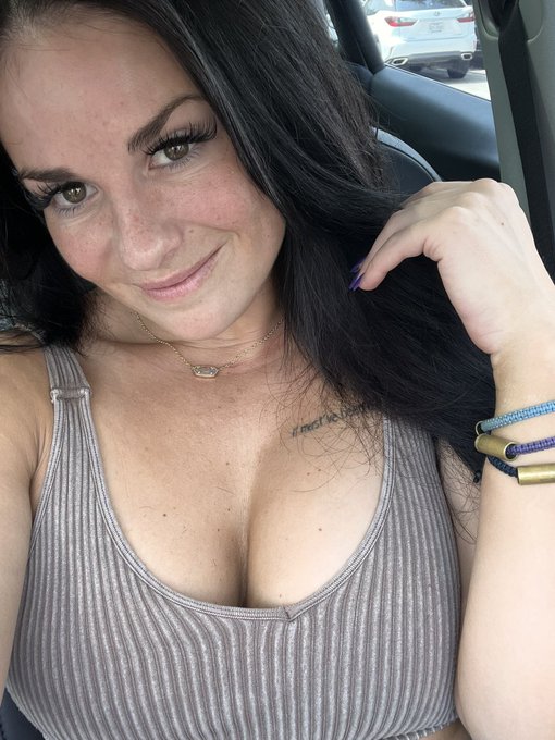 No makeup or filter. Just me being ok with being me. #loveyourself https://t.co/zMCHmgNPvW