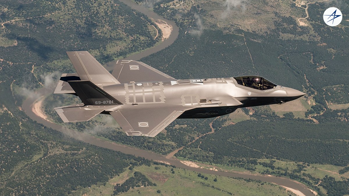 LMJapanNews's tweet image. 2016年8月24日、#JASDF #F35A 初号機がテキサス州フォートワースのF-35工場から初飛行に成功しました。#AX1 として知られるこのジェット機は、ロッキード マーティンのF-35テストパイロット、ポール・ハッテンドルフが操縦しました。