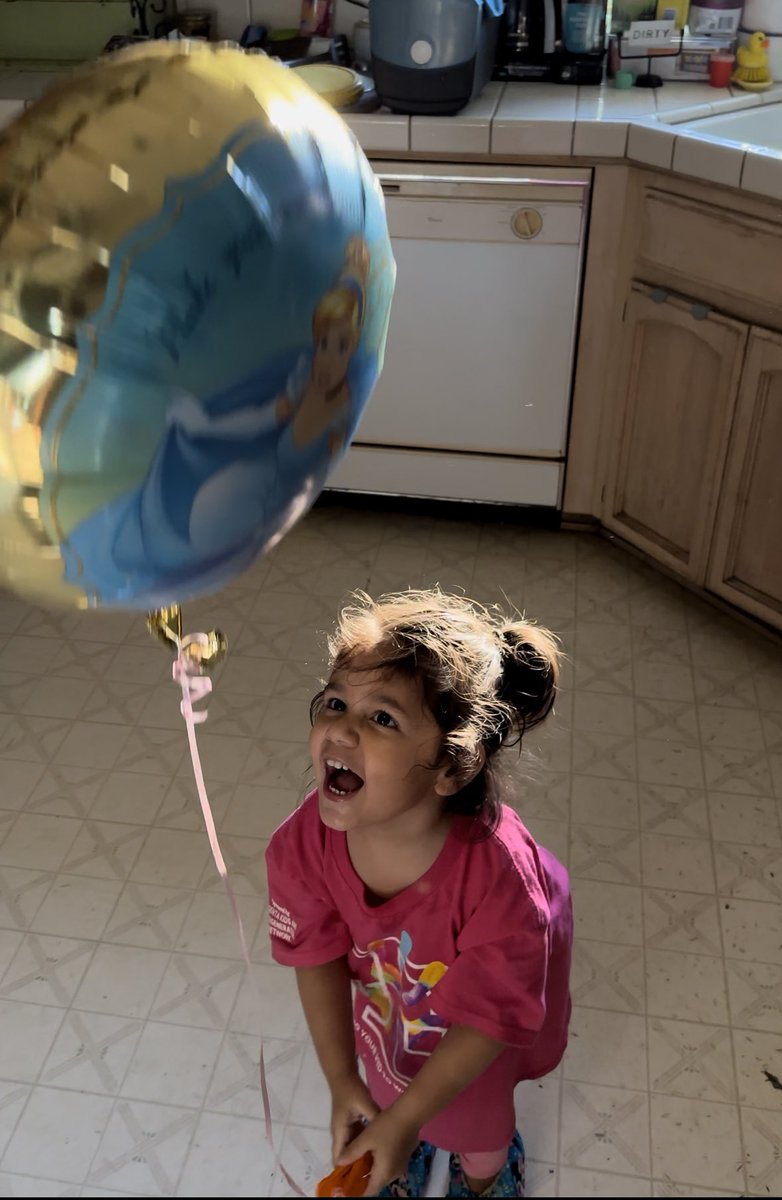AryasDad23's tweet photo. Huge thank you and tons of love to my @TMobile fam @thatsJcali! She got my princess a Cinderella ballon 🥰 that’s what #MagentaFam is about. ❤️ https://t.co/sXTrNQ4NkD