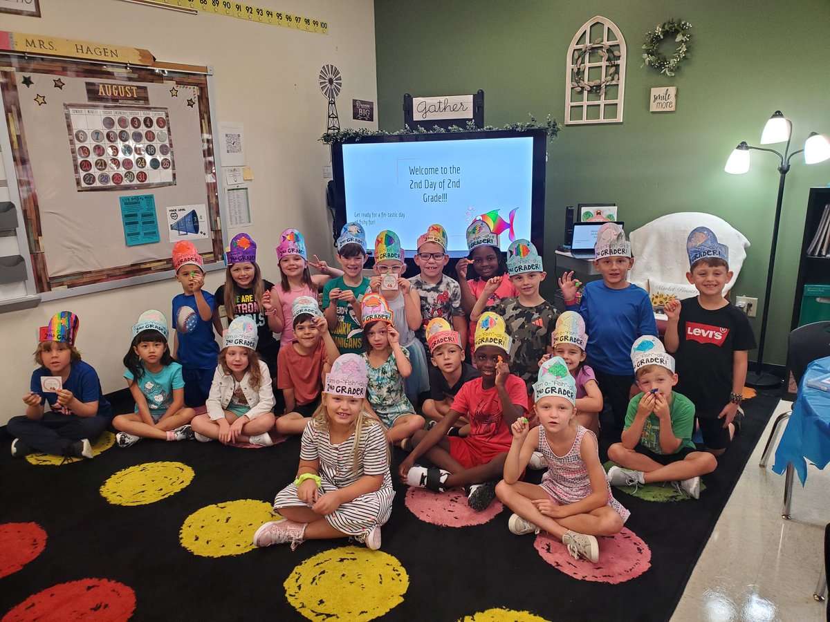 LVEHagen's tweet photo. 2nd day of Second grade! A ”fin”tastic day of activities and a guest reader. @mrsluekingmath #secondgraderocks #lveleads #wsdlearns https://t.co/gYyouB20ye