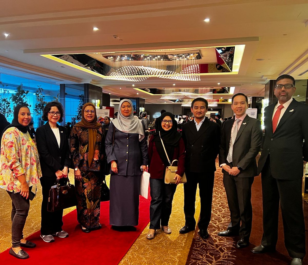 PwC_Malaysia's tweet image. Glad to be back at the Malaysian Student Leaders&apos; Summit by @UKEC! Moderating a panel session on #sustainable communities, Nurul A’in (Executive Chair) discussed ensuring a just transition with Zharif (Assurance Partner), Joanna (@Shell_My) &amp;amp; Jacqueline (Sunway REIT).