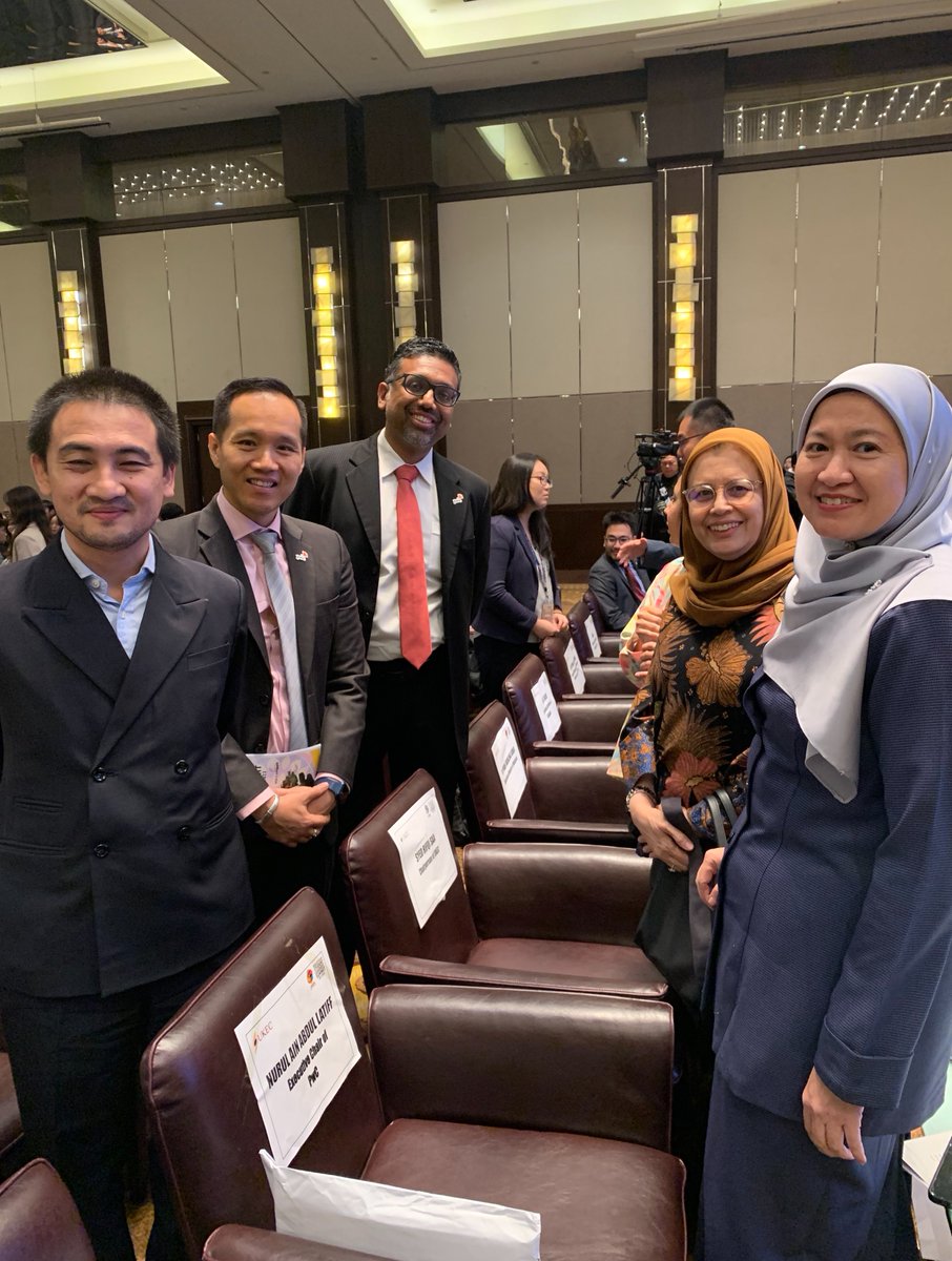 PwC_Malaysia's tweet image. Glad to be back at the Malaysian Student Leaders&apos; Summit by @UKEC! Moderating a panel session on #sustainable communities, Nurul A’in (Executive Chair) discussed ensuring a just transition with Zharif (Assurance Partner), Joanna (@Shell_My) &amp;amp; Jacqueline (Sunway REIT).