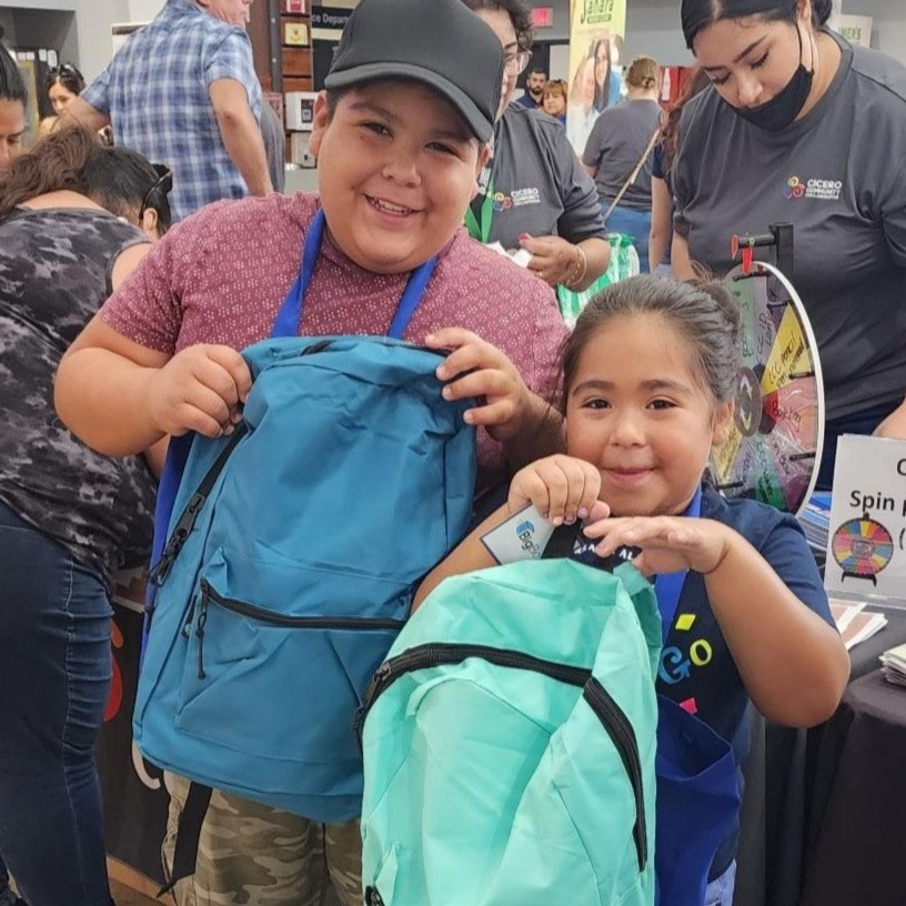 unitedwaychi's tweet photo. It’s back-to-school week! 📚 ✏️ @CiceroCommunity &amp; @YouthCrossroad recently distributed hundreds backpacks, school supplies, hygiene kits, and snack packs donated by United Way &amp; our generous partners. We hope your first week of school is off to a great start! #LIVEUNITED https://t.co/UUhrhIhGde