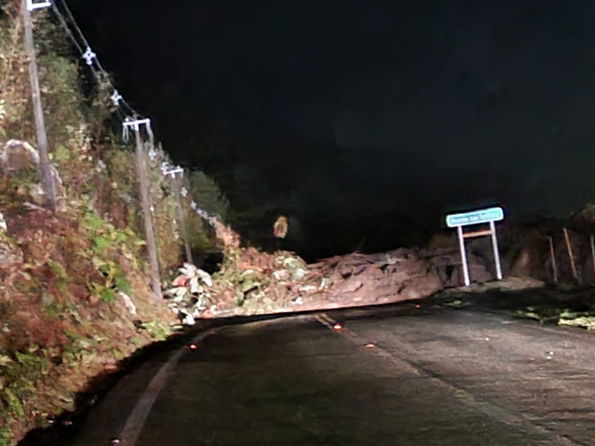 ComandanteCBPM's tweet photo. Nos encontramos trabajando en el kilómetro 42 de la Ruta 7, Carretera Austral por remoción de masa con al menos una vivienda afectada. Hasta el lugar hemos desplegado a nuestro Grupo USAR junto a unidades de Cuarta y Séptima Compañía. https://t.co/kVmxo6A7XS