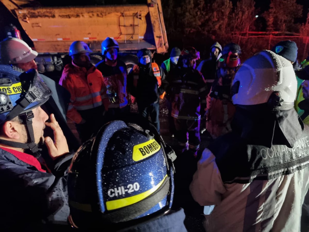 Nos encontramos trabajando en el kilómetro 42 de la Ruta 7, Carretera Austral por remoción de masa con al menos una vivienda afectada. Hasta el lugar hemos desplegado a nuestro Grupo USAR junto a unidades de Cuarta y Séptima Compañía.