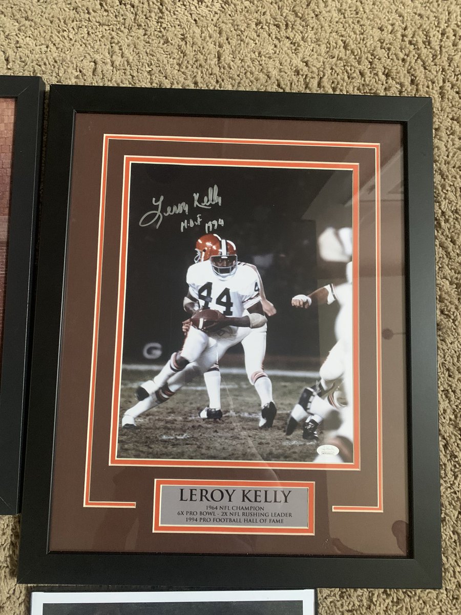DealerTip's tweet photo. Cleveland Browns Hall of fame running back Leroy Kelly framed autographed picture JSA certification $150. #jsa #jsacertified #certification #coa #cleveland #clevelandbrowns #football #nfl #hof #profootballhalloffame #leroykelly #runningback #autograph #signed #nfl https://t.co/wmAl0WGDEx