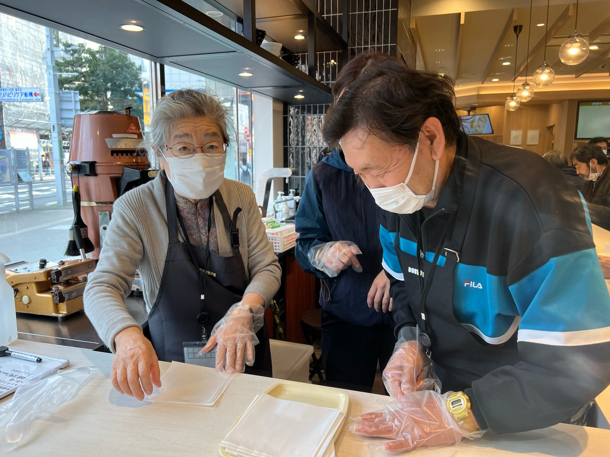 Actionplus0101's tweet photo. Action＋のデイサービスでは、「介護×働く×地域貢献」を目的に船橋駅前コーヒーショップDOUTORさんにてデイサービス利用者さんが働いています。もちろん、給料も出ます。「やりたいを叶える」活動は、スタッフも利用者さんも楽しいですよね。https://t.co/32uSJxGkYe
＃デイサービス　＃介護 https://t.co/G0phU4nzft