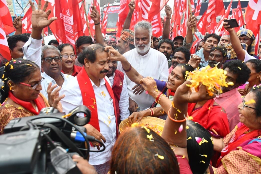 CPIRamaKrishna's tweet photo. ☭  సిపిఐ బస్సుయాత్ర రాజమహేంద్రవరం 🚩 

☭  రాష్ట్రాన్ని రక్షించండి - దేశాన్ని కాపాడండి🚩

#బస్సుయాత్ర #CPIAP #AndhraPradesh #CPIRamaKrishna #కమ్యూనిస్టుపార్టీ #CPI  #సిపిఐబస్సుయాత్ర #JaganFailedCM #Rajahmundry https://t.co/WZH5QuQZ22