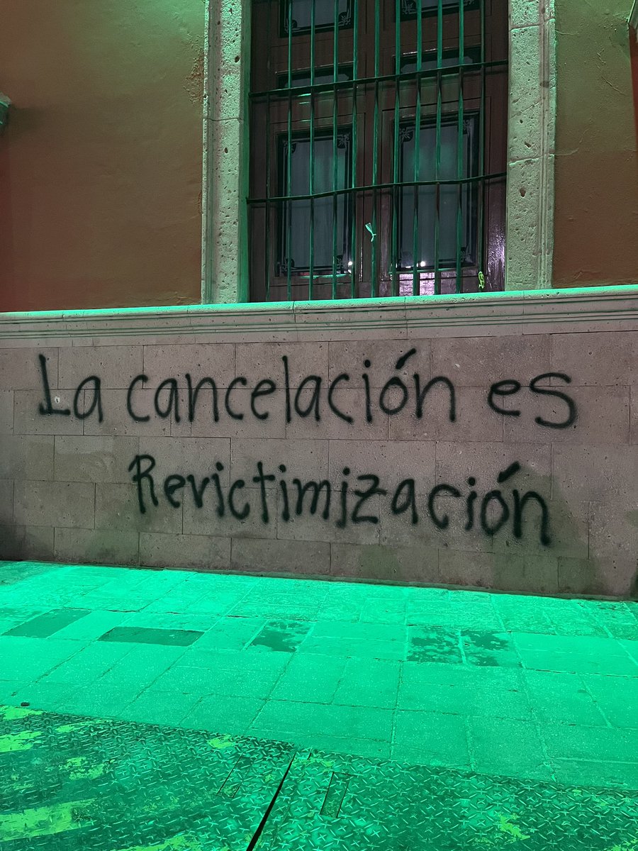 amnistiamexico's tweet photo. Así estuvo la marcha en #León #Guanajuato a 3 años de detenciones arbitrarias y represión policial a mujeres. #22DeAgostoNoSeOlvida #22ANoSeOlvida #GritoMonumento💜 https://t.co/zbTupdJRGH
