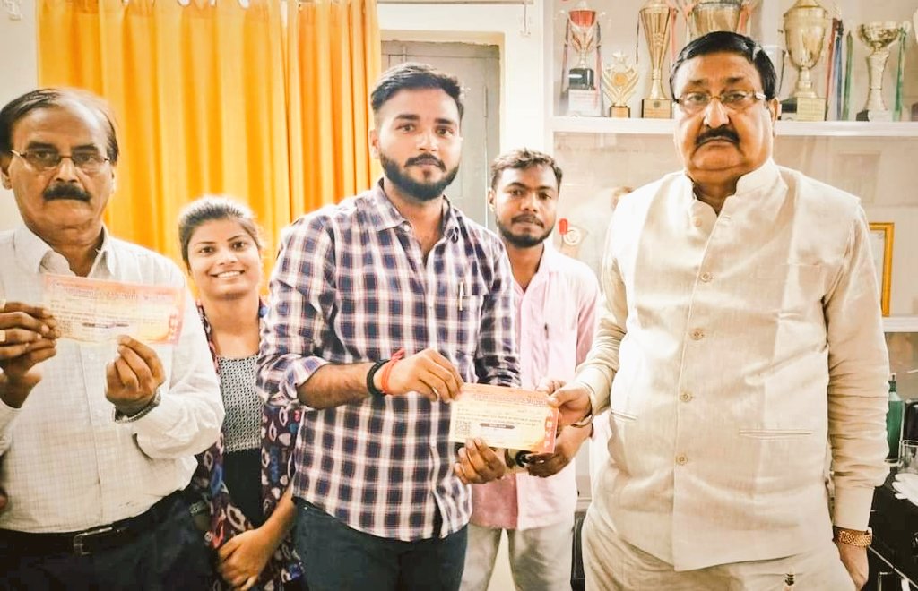 BarhAbvp's tweet photo. हम छात्र शक्ति के प्रखर पुंज , हम देव भूमि के है साधक,
हम छात्र शक्ति से राष्ट्रशक्ति , गढने वाले है आराधक,
हम तरुणाई में सुसंस्कारों का अलख जगायेंगे ,
विश्वगुरु भारत का ध्वज आगे लेकर जाएंगे !!
#Join_Abvp
@Bihar_ABVP @Bihar_ABVP https://t.co/FuUlaruw4K