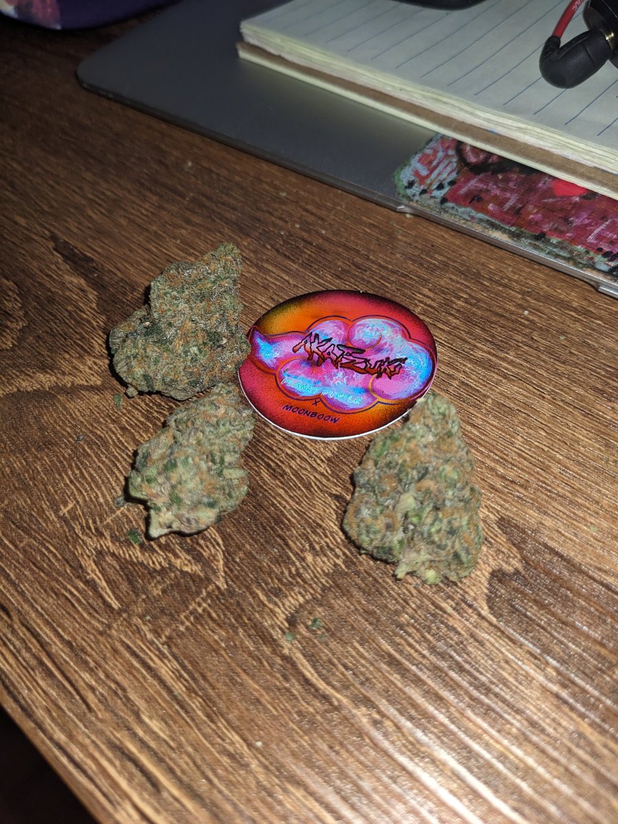 thehighsense's tweet photo. A Tuesday toke with some Akatzuki by @loadinbuckets (It's some Planter Purple X Moonboow ) 💥

This is a hitta for sho, also smoked this on a joint and it was supah nice probably event better like on a joint tbh 👍🔥 https://t.co/Ap82JVj93F