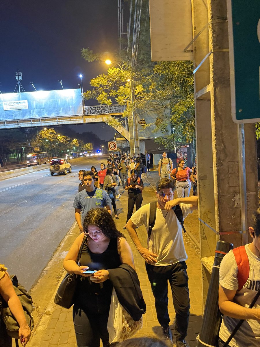 Gon_cristal2's tweet photo. 22 de la noche, aproximadamente 50 estudiantes en un lugar donde en menos de tres semanas hubo 2 asaltos y uno de ellos terminó en el hospital esperando bus entre 30min - 1h sobre Eusebio Ayala.
Transporte público decadente y de seguridad ni hablar https://t.co/GqmgWfTaFk
