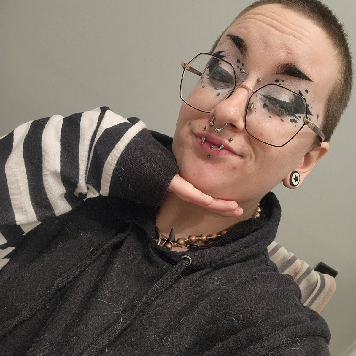 trash_monarch's tweet photo. I shaved my head lol

bonus drag pic https://t.co/nqPrLlsts4