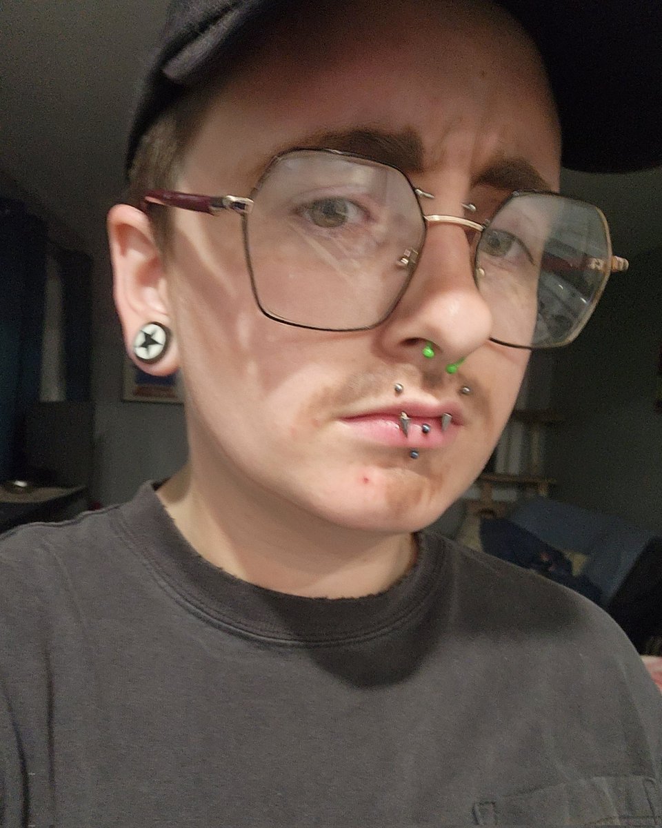 trash_monarch's tweet photo. I shaved my head lol

bonus drag pic https://t.co/nqPrLlsts4
