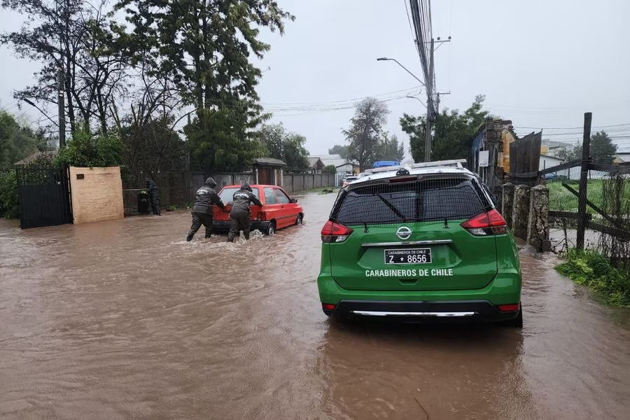 latercera's tweet photo. Alcalde de Santa Cruz: “El 90% del territorio de la comuna está inundado” https://t.co/JdIq3ck692 https://t.co/07S96lAxJE