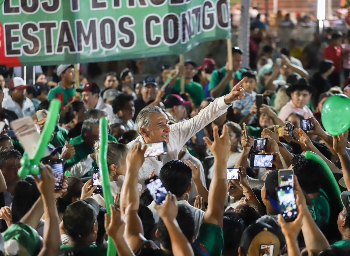 adan_augusto's tweet photo. No podíamos cerrar nuestro día en Tabasco sin visitar Macuspana: la tierra del presidente López Obrador, símbolo de la revolución de las conciencias.

Aquí está el origen humilde y resiliente de un movimiento que está transformando la política nacional. El recordatorio constante de las raíces y los ideales que nos impulsan.

¡Estamos en tiempos de definiciones y de la mano del pueblo venceremos!