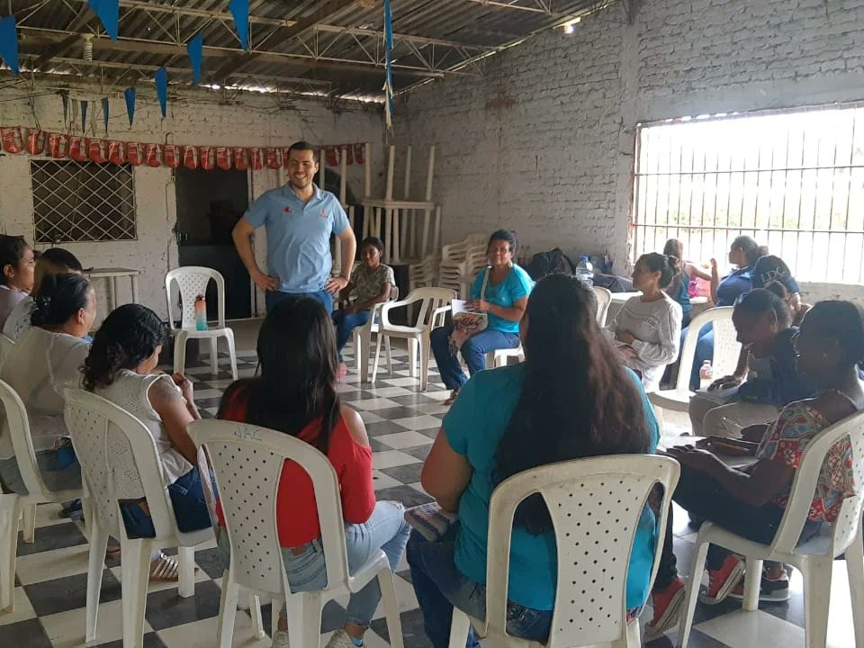 CORPOiDERES's tweet photo. Junto al Instituto de Estudios Interculturales - IEI de la Javeriana Cali y la Alcaldía de Cali, Secretaria de Desarrollo Territorial y Participación Ciudadana, acompañamos a personas maravillosas de Potrero Grande, Llano Verde y El Estero en su capacitación sobre emprendimiento. https://t.co/D0u65wTcqT