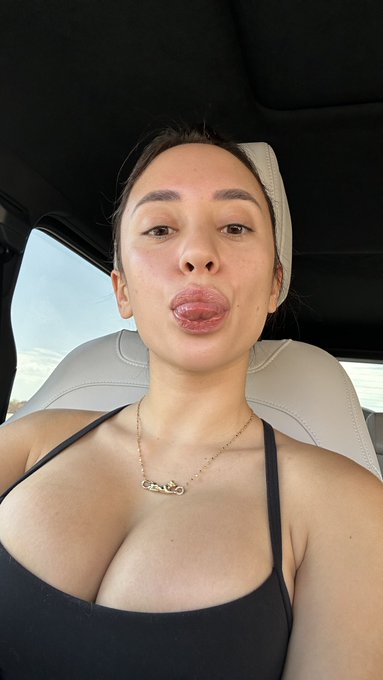 Kisses with 👅? https://t.co/ALRfSwGOOt