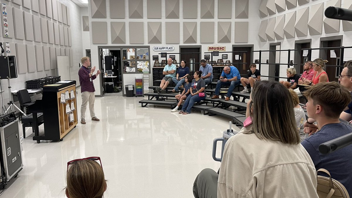 oakhillslions's tweet photo. What a pleasure it was meeting our Lion Parents this evening! We hope you all enjoyed meeting your child’s teachers, walking their schedule and learning more about each subject’s goals and expectations. #LoveOurLions #ThisIsOakHills @giffwhitehead @HistoryHolcomb @mrs_trero https://t.co/VSEUtrEpBD