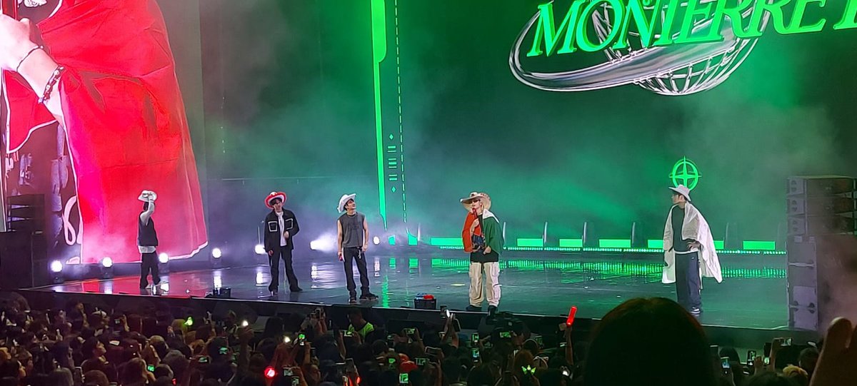 XooRanika's tweet photo. Cuando tenga hijos les diré que ellos fueron los niños héroes 

#iKON #iKON_KampFestMonterrey https://t.co/trsJXqK8Zz