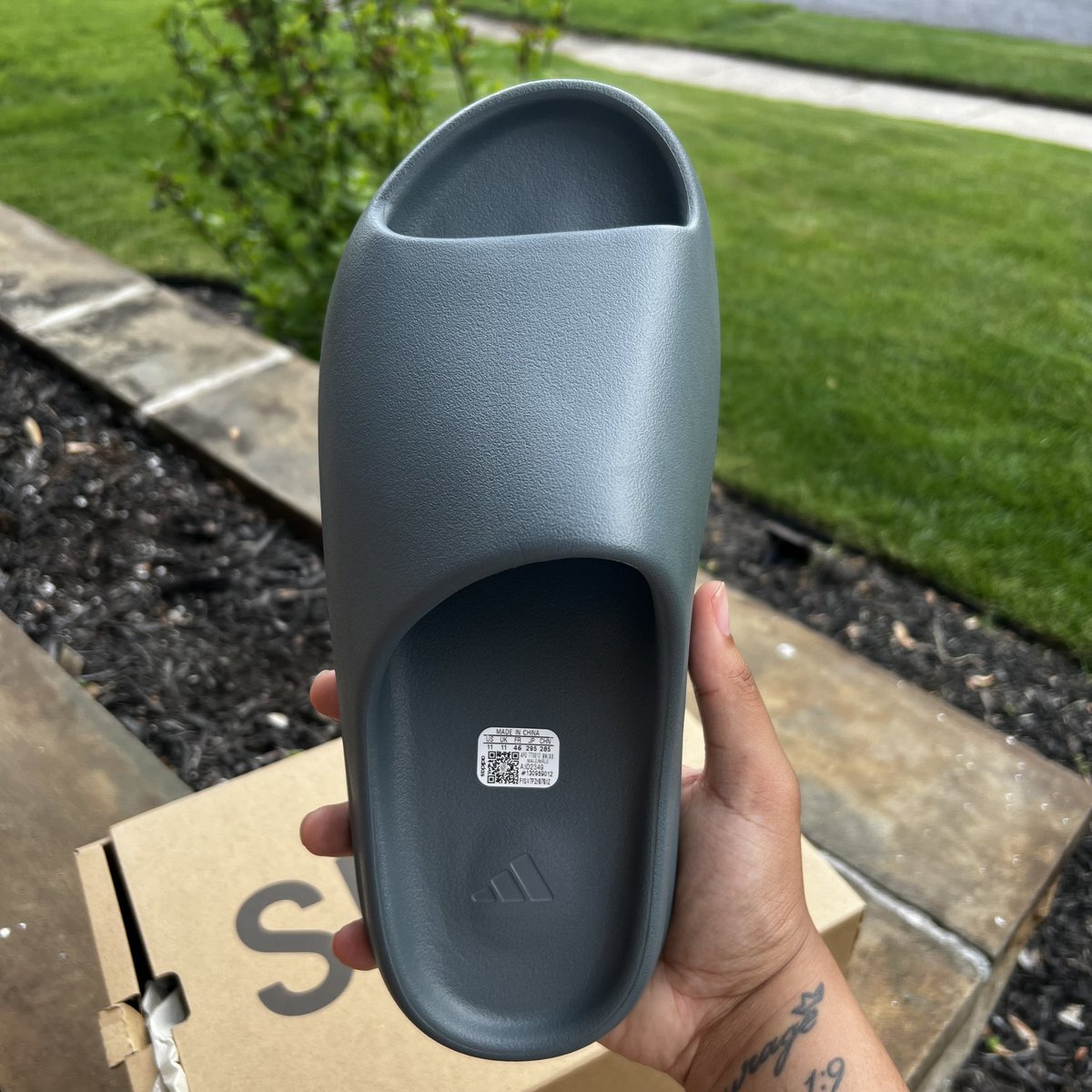 EssentialXKicks's tweet photo. Slate Grey Yeezy Slide size 9 $125 https://t.co/GWRhZpdRiC