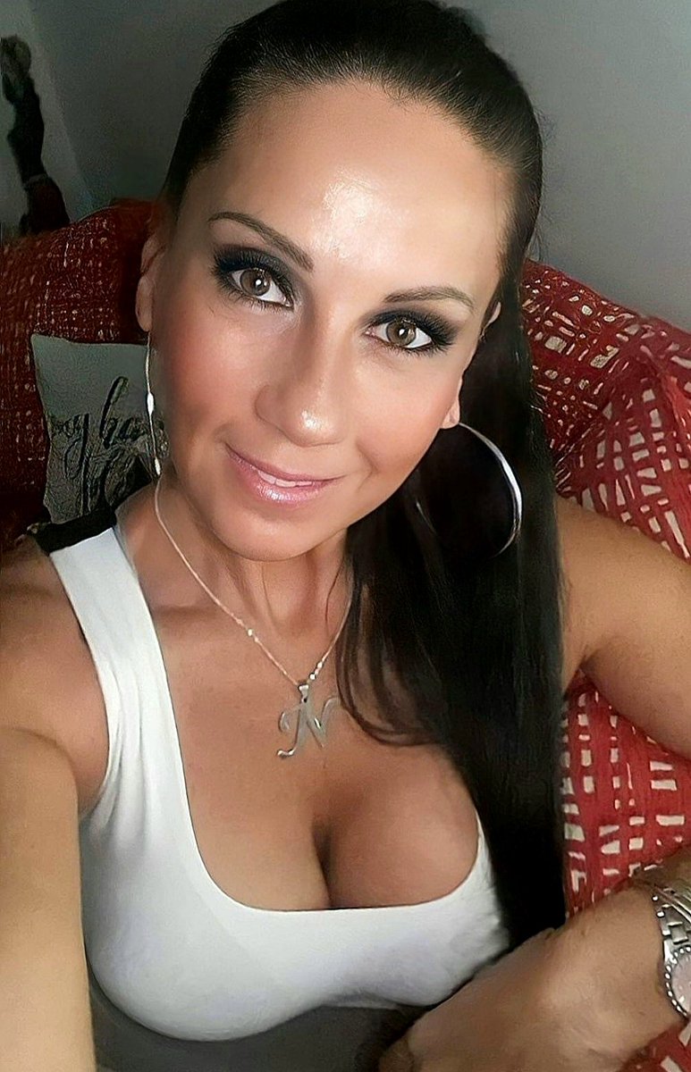 Feliz y bendecida noche 🤗😘
Ojalá cumplan todas sus perversiones 🤭