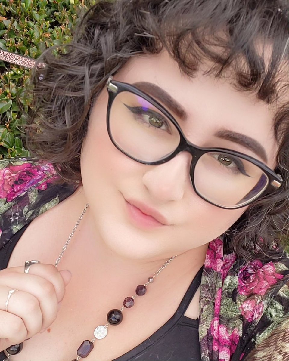 AndreaLocke17's tweet photo. Also, I chopped off my hair awhile back. I'm currently growing it back out. https://t.co/rZwpXyhKfK