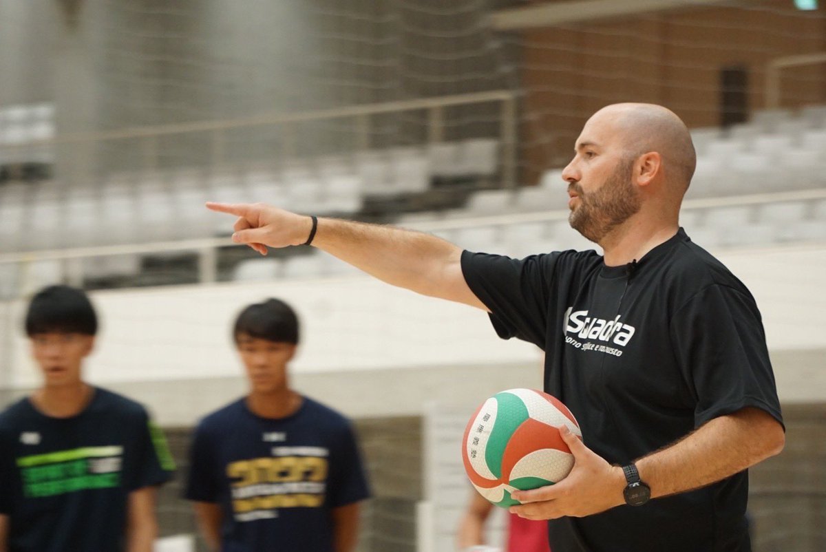 greatbears_vb's tweet photo. ／
グレベア×パドヴァ 
バレーボールクリニック🇮🇹🇯🇵
＼

パドヴァのコーチ・ジョルジオが来日🇮🇹🇯🇵🏐

小学生から指導者までを対象に、熱のこもったコーチングをしていただきました🐻💫

最後は今季パドヴァでプレーする谷口選手と仲良くお寿司🥢🍣

#東京グレートベアーズ 
#ネイチャーラボ 
#世界視野 https://t.co/3YOVOoc6ji