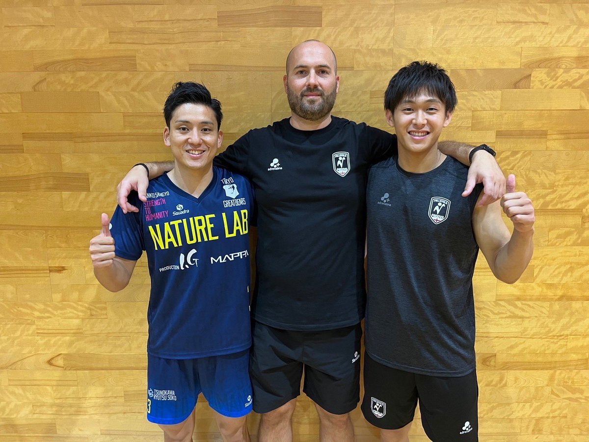 greatbears_vb's tweet photo. ／
グレベア×パドヴァ 
バレーボールクリニック🇮🇹🇯🇵
＼

パドヴァのコーチ・ジョルジオが来日🇮🇹🇯🇵🏐

小学生から指導者までを対象に、熱のこもったコーチングをしていただきました🐻💫

最後は今季パドヴァでプレーする谷口選手と仲良くお寿司🥢🍣

#東京グレートベアーズ 
#ネイチャーラボ 
#世界視野 https://t.co/3YOVOoc6ji