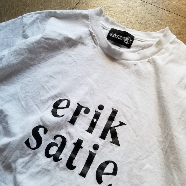 TOMMY_okutomi's tweet photo. インスパイア元にグッと来る方も多いはず。XLはSOLD OUT.  新作もあと僅かです！
debaser "erik satie" Damaged T/S 
¥8,470 税込
https://t.co/H97Ttpblz7 https://t.co/VzAW5raYLR