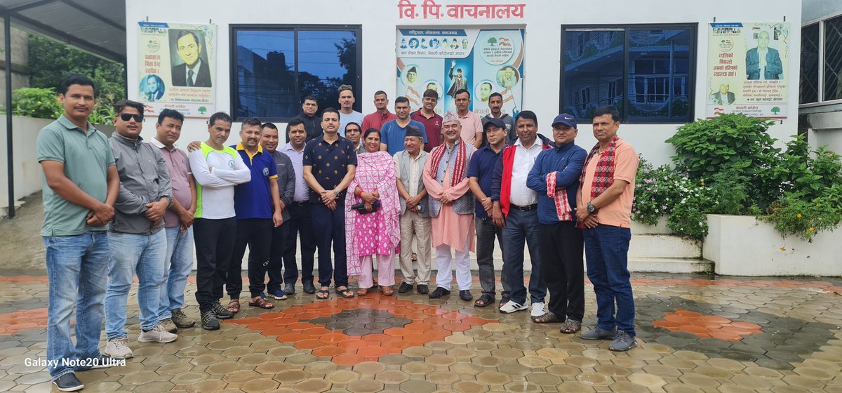 GhanPandey's tweet photo. नेकपा एमालेका नेता तथा अगुवाहरु नेपाली काङ्ग्रेस तुल्सिपुरको पार्टी कार्यालयमा, आपसी सम्वाद र सद्भाव को नया अभ्यास हामिले सुरु गर्यौ है ! https://t.co/jnHJYC8qe7
