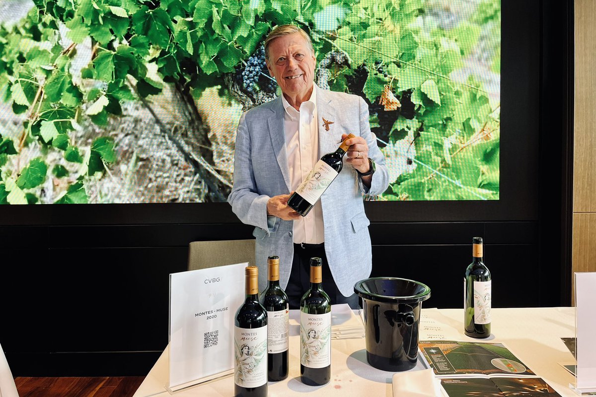 winepluscollege's tweet photo. CVBG Beyond Bordeaux
毎年恒例の超高級ワインの試飲会です。

去年まではコロナで着席、鬼のようなスピードでワインがサーヴされる過酷な試飲会でしたが、今年は以前のスタイルに戻ってウォークアラウンド。

#ワインプラスカレッジ #ワインプラス #試飲会 #ワイン https://t.co/9bL7CVC7wX