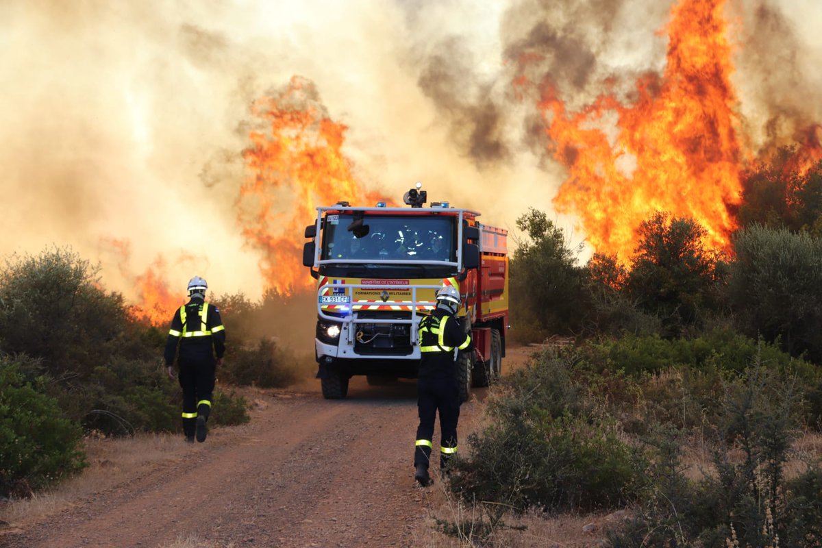 FranceenGrece's tweet photo. L'unité de pompiers 🇨🇵 prépositionnés en 🇬🇷 cet été est en soutien aux pompiers grecs sur les feux de l'île d'Eubée et dans les environs d'Athènes. Amitié franco-hellénique et solidarité européenne à l'œuvre. 
@francediplo @SecCivileFrance @eu_echo https://t.co/BdaDHkN8iU