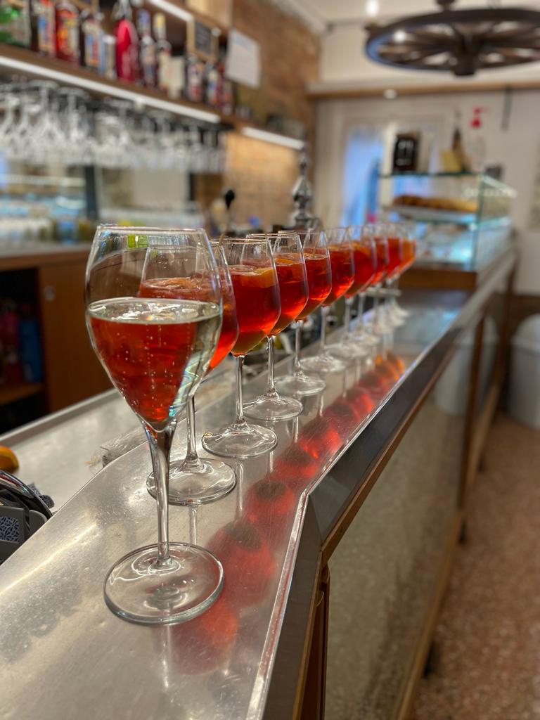 AziendeCantina's tweet photo. Trova l'intruso! / Find the intruder! / Trouver l'intrus!
#cantinaaziendeagricole #bacaro #bar #osteria #venezia #venice #venise #๋ฒ ๋์ค #bacaroveneziano #bacarivenezia #cicchetteria #bacarotour #cicchettitour #foodtour #spritz #aperitivo #aperitif #cicchetti https://t.co/lkb4SehhGJ