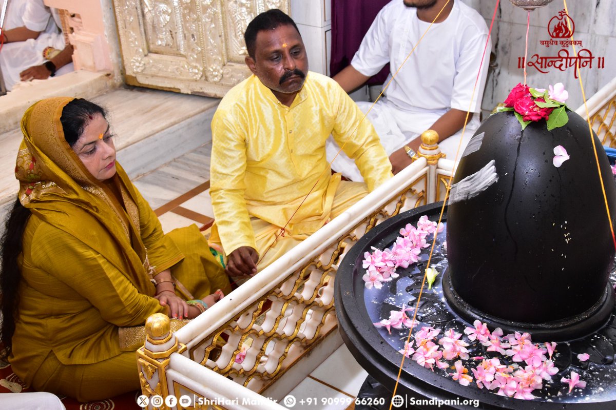 ShriHariMandir's tweet photo. पवित्र श्रावण मासके सप्तम दिन भगवान श्रीचन्द्रमौलीश्वरका ऋषिकुमारो और मनोरथी परिवारके द्वारा रुद्राभिषेक समेत पूजन अर्चन संपन्न हुआ ।

सेवामें जुड़ने हेतु संपर्क करें 👇🏻
 📲9099966260

@PPBhaishri
@sandipanipbr

#Day_07
#Shrāvan_2023
#Rudrabhishek 
#ShriHariMandir
#PujyaBhaishri https://t.co/dglSeUMFbz