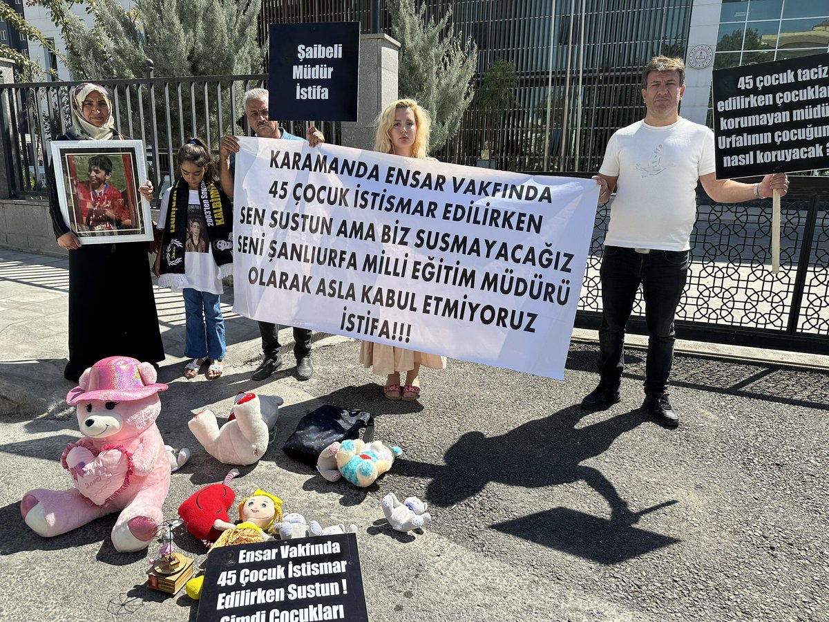 mehmetyetim63's tweet photo. Milli Eğitim Bakanı Yusuf Tekin Şanlıurfa’da ama Milli Eğitim İl Müdürlüğü önünde eylem ve protestolar devam ediyor. https://t.co/c2jlrKaNU6