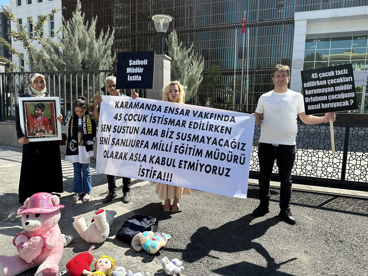 mehmetyetim63's tweet photo. Milli Eğitim Bakanı Yusuf Tekin Şanlıurfa’da ama Milli Eğitim İl Müdürlüğü önünde eylem ve protestolar devam ediyor. https://t.co/c2jlrKaNU6