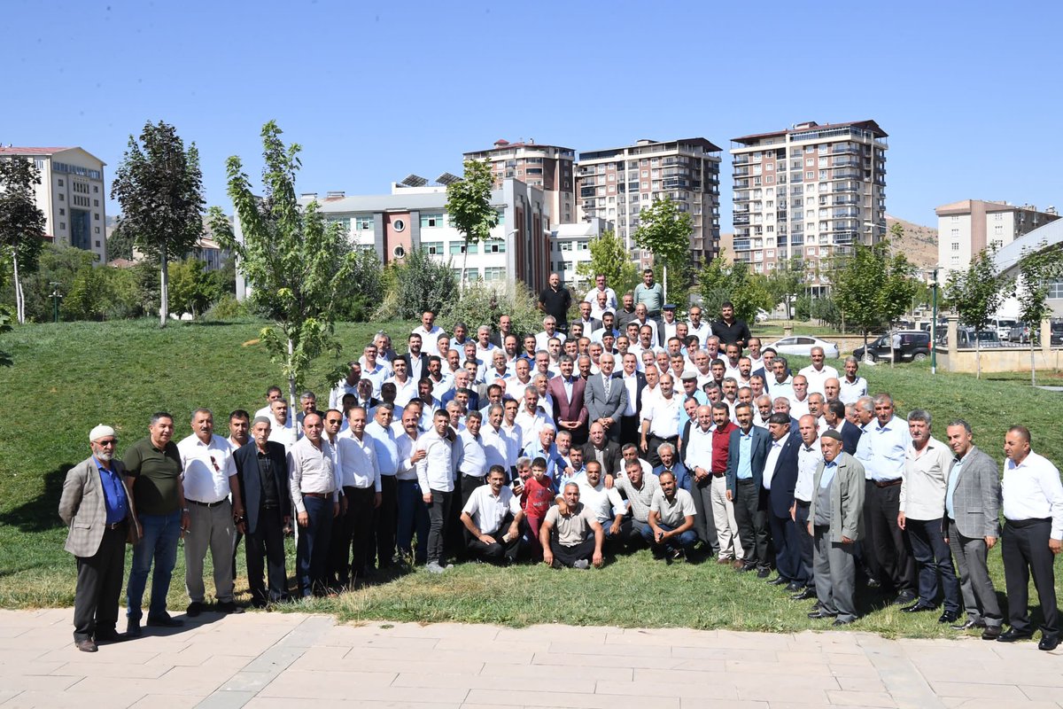 Valimiz Sn. <a href="/Valiavnicakir/">Avni Çakır</a>, Belediye Başkanımız Sn. <a href="/Feyat_ASYA/">Feyat Asya</a> ve İl Başkanımız Sn. <a href="/MelikEmre1/">Melik Emre</a> ile birlikte Malazgirt Zaferi kutlamaları öncesi mahalle ve köy muhtarlarımızla bir araya gelerek istişarelerde bulunduk, davetlerimizi ilettik. Yoğun katılım gösteren tüm