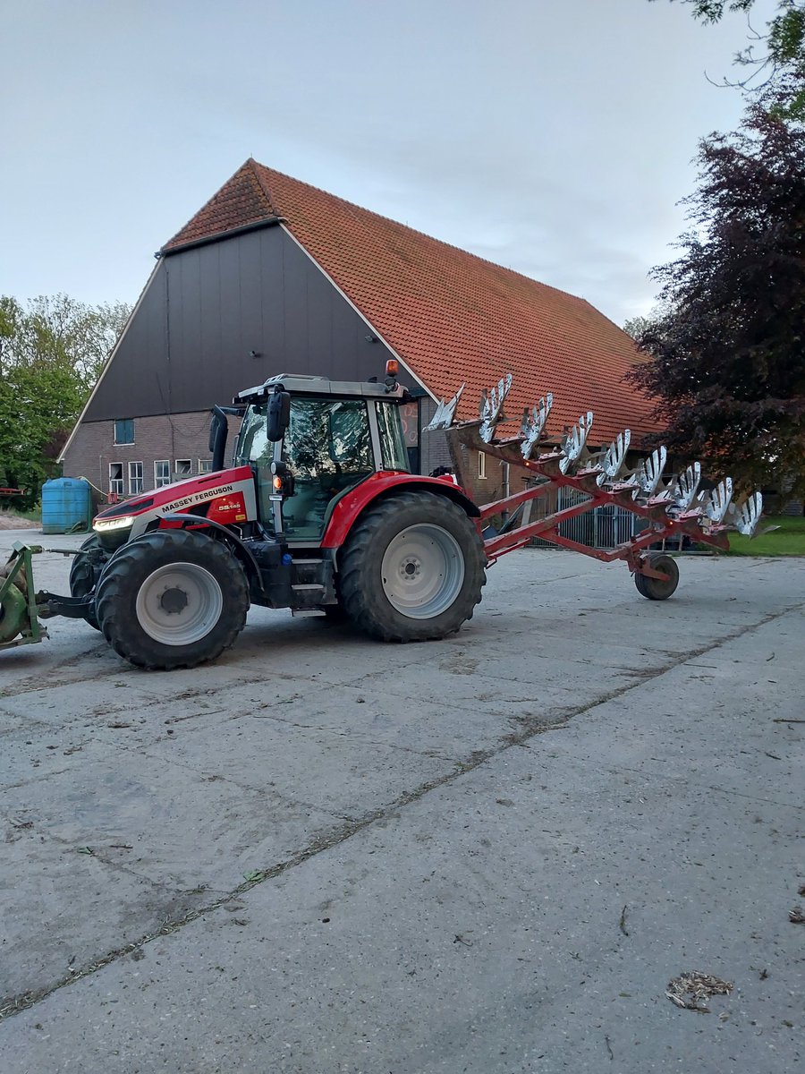ErikPostma3's tweet photo. @RijkJoost Geen actiefoto van het zaaien, maar dit is mijn team , #agcopower, #masseyferguson https://t.co/ulUADECZ6n