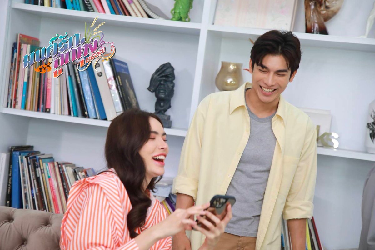 pairoykor's tweet photo. ดูไรกันอ่ะ...!!!
หัวเราะร่วนเชียวววว
ชาล็อต : ไม่บอกดีกว่า...ปล่อยให้งง?? 🤣
#คล้าว #มิวศุภศิษฏ์ 
#MewSuppasit
#mewsuppasit
#ทองกวาว #ชาล็อตออสติน 
#กองถ่าย #Q7
#มนต์รักลูกทุ่ง๒๕๖๗
#Fallinginlove
#ช่อง3HD #ดูทีวีกด33
#เร็วๆนี้ #และรับชมได้ที่
#WeTVth
@itscharlotty @MSuppasit https://t.co/Q6s5jLN4Yy