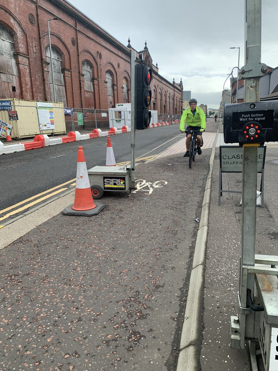 glenmarnockcc's tweet photo. @SPEnergyNetwork can you please make the lights on Pollokshaws Rd and Turriff St safe for cyclists. Narrow carriageway is causing danger for riders. Thanks. @SustransScot https://t.co/oBRaFYtLs2