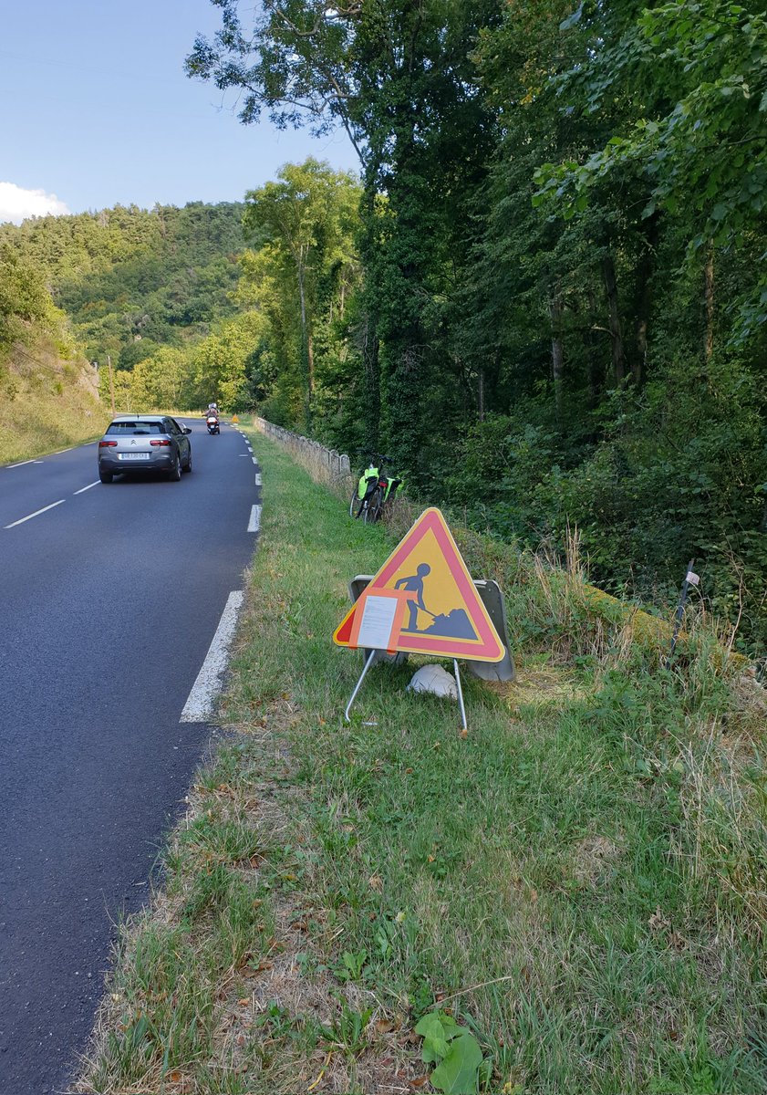 TCY111's tweet photo. J'avais déjà conscience que ce panneau de signalisation de travaux était rarement pris en compte par les automobilistes, j'ai pu le tester. Panneau renversé, me suis arrêté pour le remettre droit. Les voitures roulent toujours aussi vite. 
RD996, entre #SaintNectaire et Issoire. https://t.co/bTiVyXZlxX