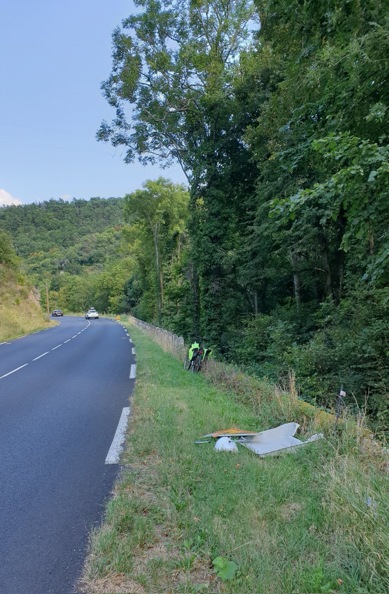 TCY111's tweet photo. J'avais déjà conscience que ce panneau de signalisation de travaux était rarement pris en compte par les automobilistes, j'ai pu le tester. Panneau renversé, me suis arrêté pour le remettre droit. Les voitures roulent toujours aussi vite. 
RD996, entre #SaintNectaire et Issoire. https://t.co/bTiVyXZlxX