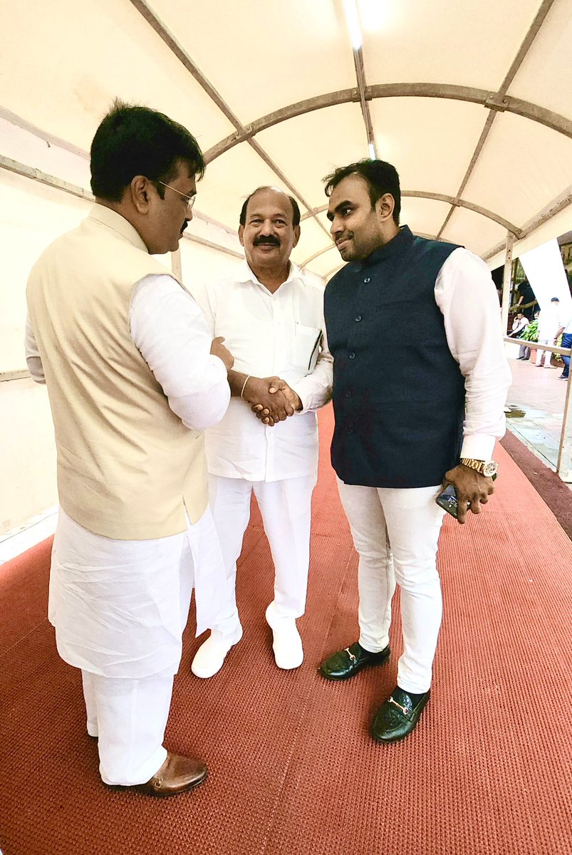 Dr_ThousifPasha's tweet photo. Had an amazing incredible with Shri. Kalidas Kolambkar, an eight-term MLA from Maharashtra, and D A Chougale Saheb,IFAC President Maharashtra. Their profound insights and wisdom were truly motivating. #Maharashtra #MLAMaharashtra #MaharashtraGovernment https://t.co/GjjA91dLXq